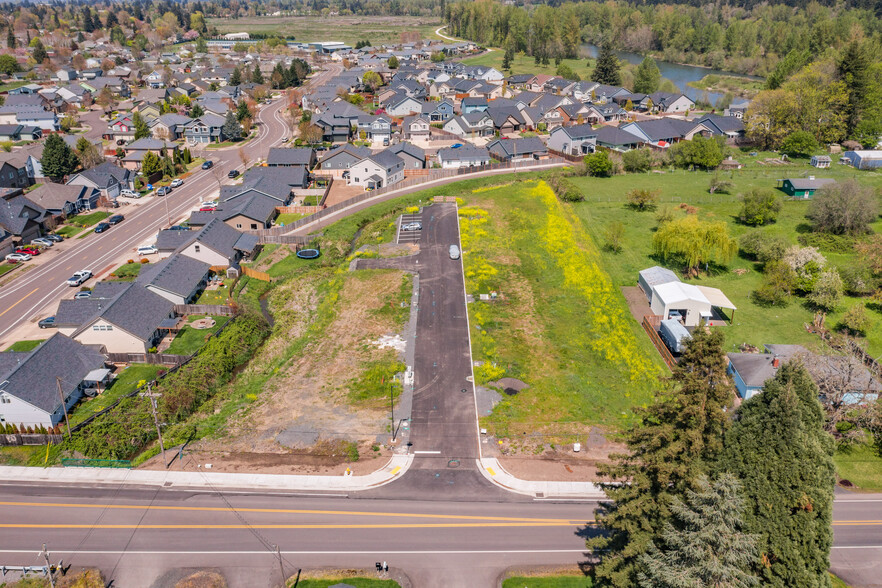 37731 River Trail Place, Lebanon, OR à vendre - Photo du bâtiment - Image 1 de 1