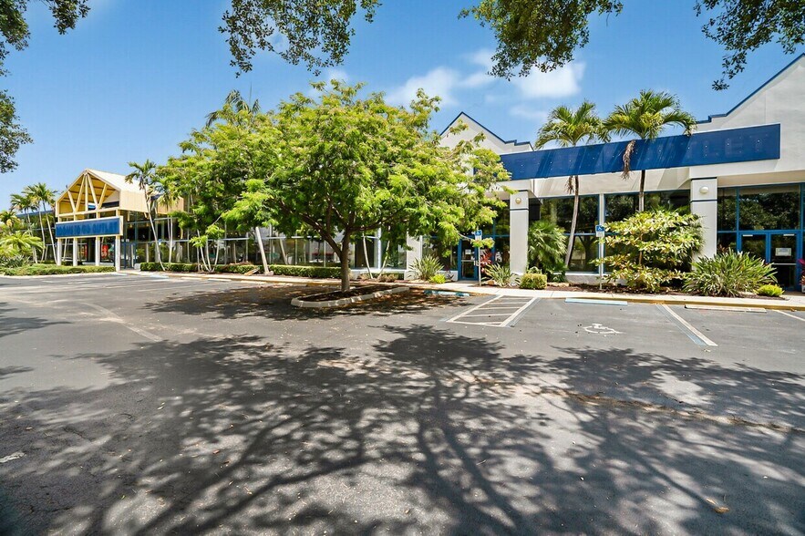 1601-1605 W Oakland Park Blvd, Oakland Park, FL à louer - Photo du bâtiment - Image 2 de 11