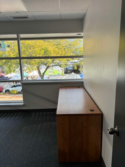 1715 Dickson Av, Kelowna, BC à louer - Photo du bâtiment - Image 3 de 7