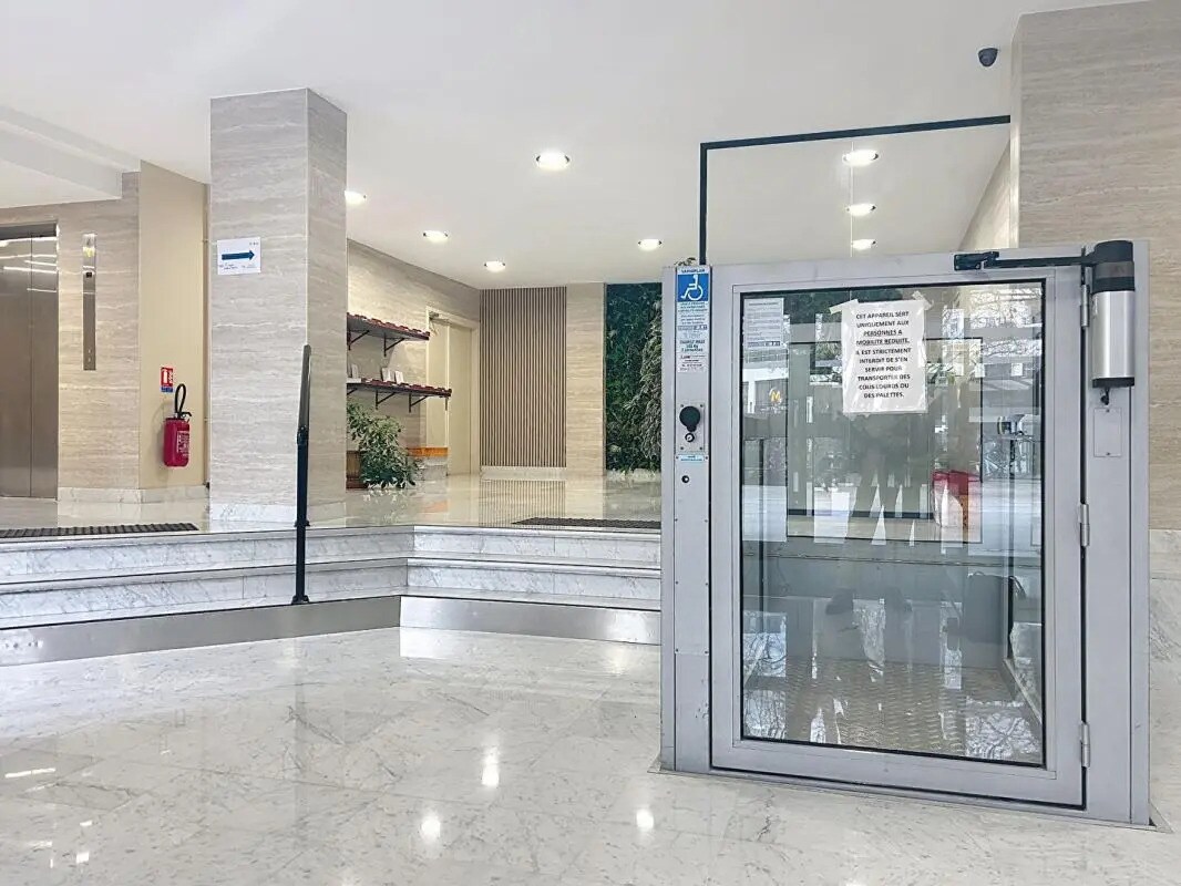 Office in Maisons-Alfort for sale Lobby- Image 1 of 14