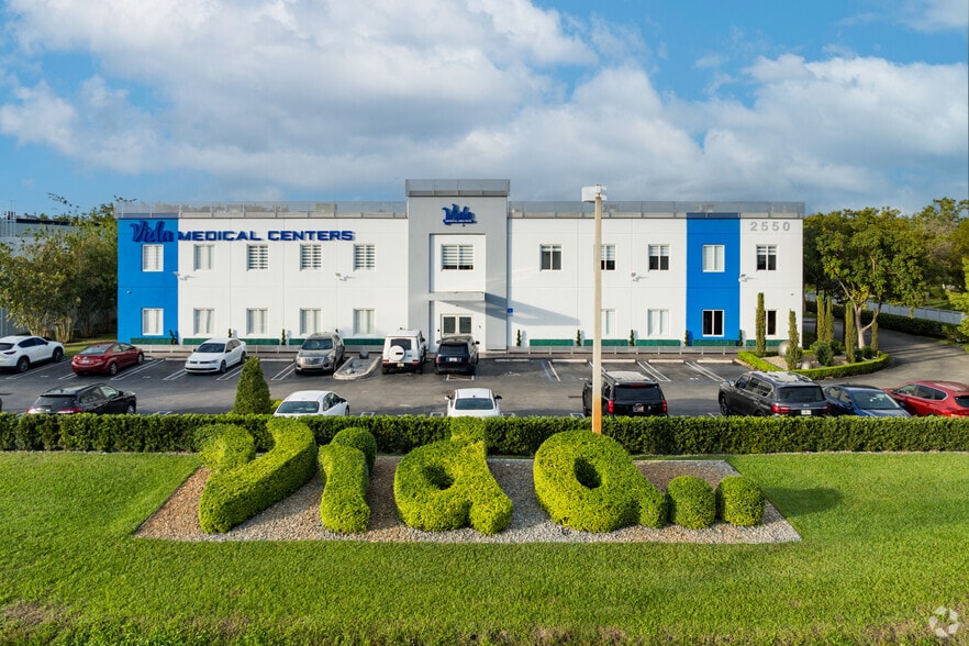 2550 NW 100th Ave, Doral, FL à vendre - Photo du bâtiment - Image 2 de 30