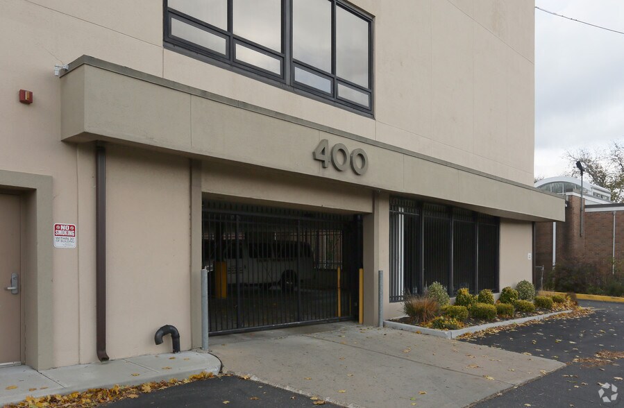 400 W Main St, Riverhead, NY à louer - Photo du bâtiment - Image 2 de 4