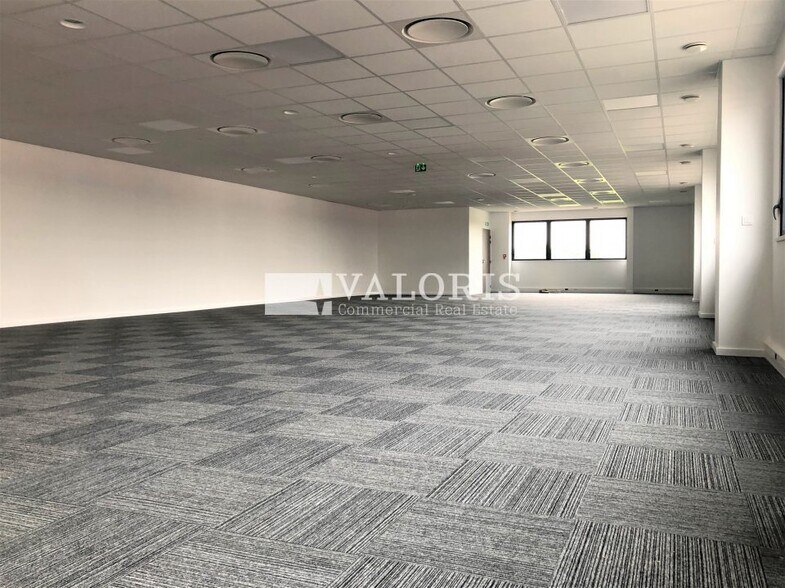 Office in Dardilly for lease - Building Photo - Image 2 of 10