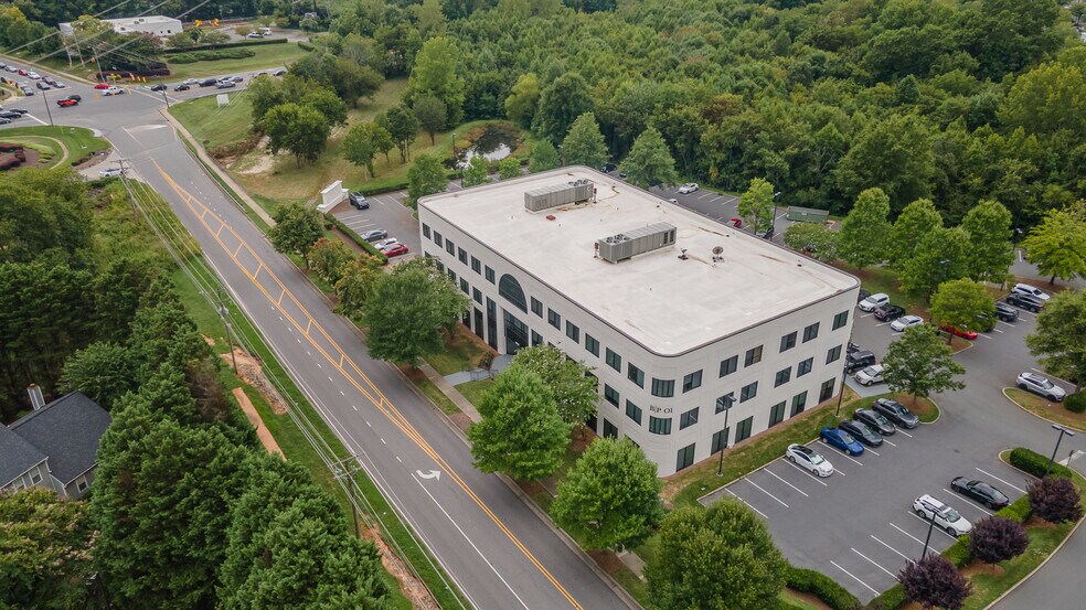 8900 NorthPointe Executive Park Dr, Huntersville, NC à louer - Photo du bâtiment - Image 2 de 14