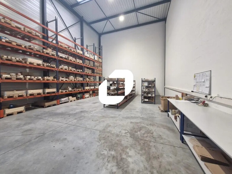 Flex in Vaires-sur-Marne for lease - Interior Photo - Image 2 of 4