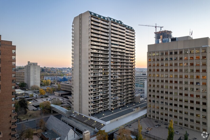 215-221 6 Av SE, Calgary, AB à louer - Photo du bâtiment - Image 3 de 10