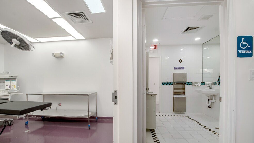 7777 N University Dr, Tamarac, FL à vendre - Photo du bâtiment - Image 2 de 124