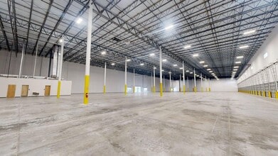 6450 NW 97th Ave, Doral, FL for lease Interior Photo- Image 2 of 5