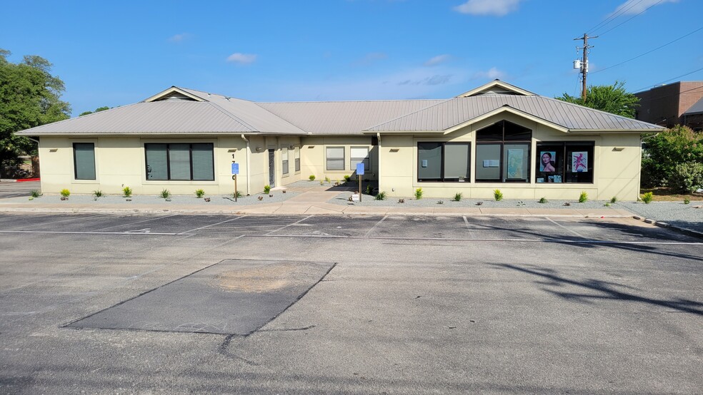 1700 Ranch Road 620 S, Lakeway, TX for lease - Primary Photo - Image 1 of 26