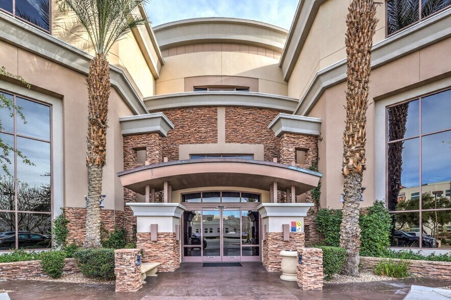 2865 Siena Heights Dr, Henderson, NV à louer - Photo du bâtiment - Image 2 de 4