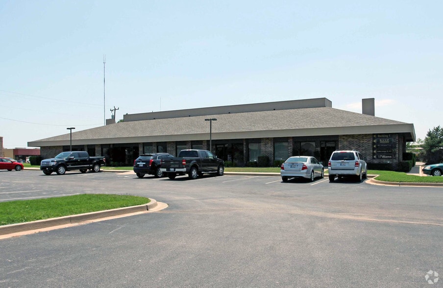 510 E Memorial Rd, Oklahoma City, OK for sale - Building Photo - Image 2 of 4