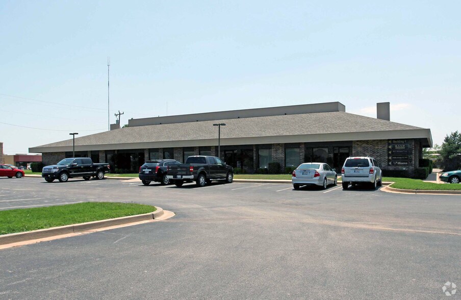 510 E Memorial Rd, Oklahoma City, OK à vendre - Photo du bâtiment - Image 2 de 4