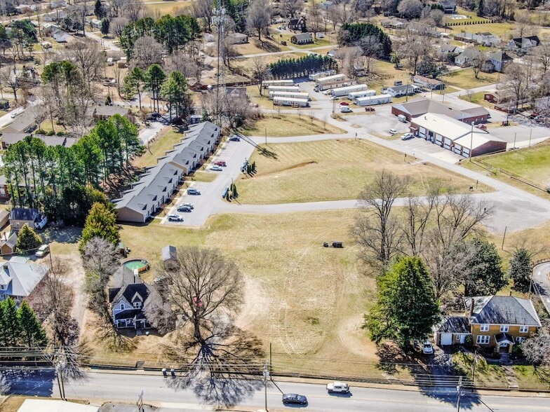 125 1st Avenue Dr SE, Taylorsville, NC à vendre - Photo du bâtiment - Image 2 de 40