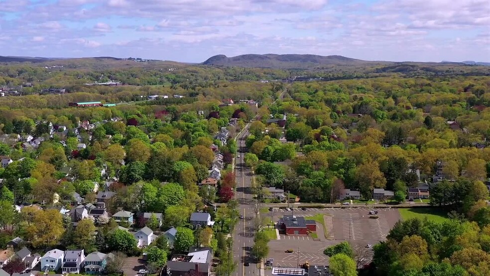 1697 Whitney Ave, Hamden, CT à louer - Vidéo sur l’inscription commerciale - Image 2 de 14