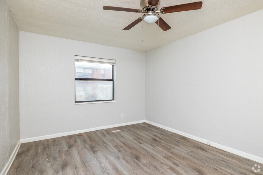 8208 Troost Ave, Kansas City, MO for sale - Interior Photo - Image 3 of 18