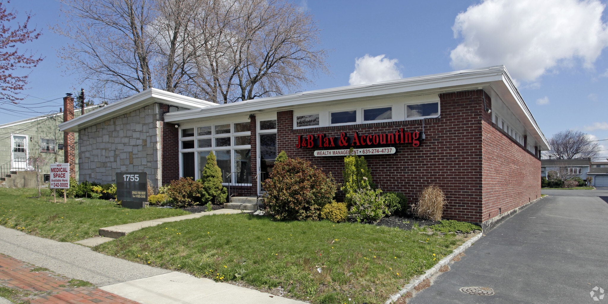 1755 Deer Park Ave, Deer Park, NY for lease Primary Photo- Image 1 of 7