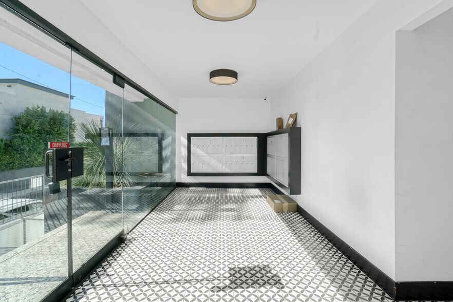 8011 Romaine St, Los Angeles, CA à vendre - Photo du bâtiment - Image 3 de 68