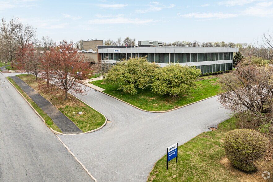 241 Welsh Pool Rd, Exton, PA à louer - Photo du bâtiment - Image 3 de 5