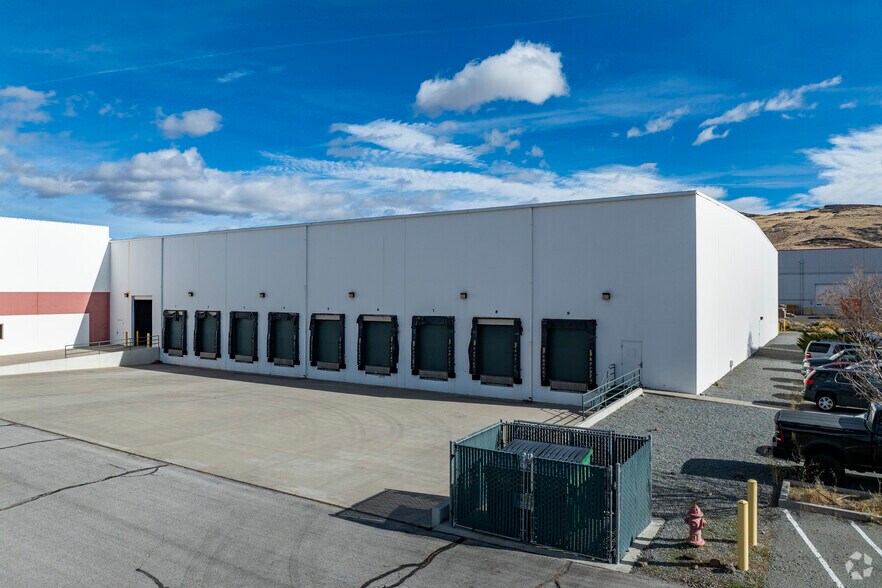 1755 E Prater Way, Sparks, NV à louer - Photo du bâtiment - Image 2 de 5