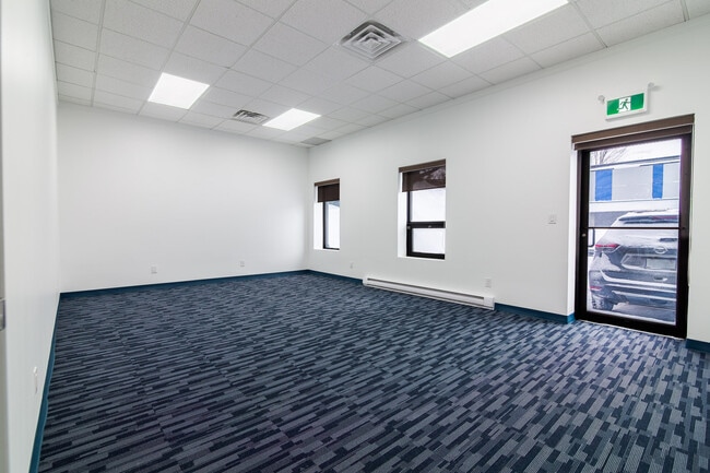 Plus de détails pour 2710 Lancaster Rd, Ottawa, ON - Industriel à vendre