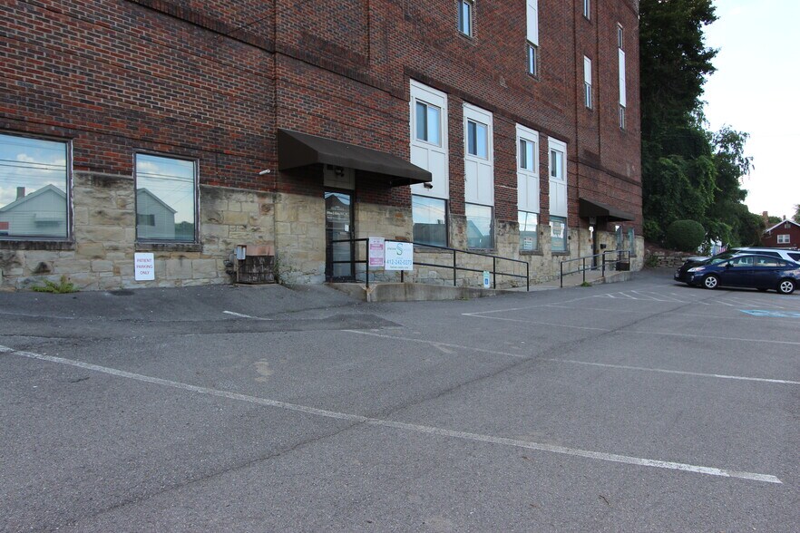 1352 5th Ave, Coraopolis, PA à louer - Photo du bâtiment - Image 2 de 12