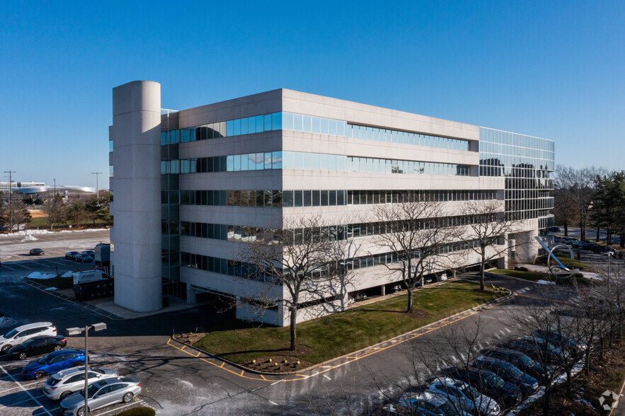 50 Charles Lindbergh Blvd, Uniondale, NY for lease - Building Photo - Image 2 of 5