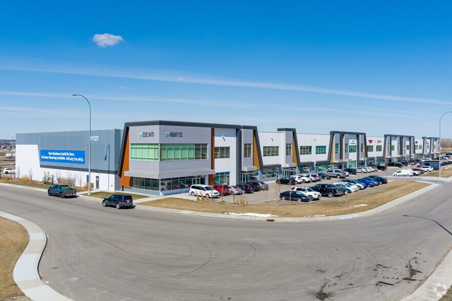 11127 15th St NE, Calgary, AB à vendre - Photo du bâtiment - Image 3 de 5