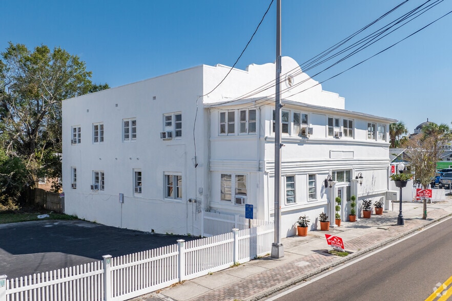 218 N Pinellas Ave, Tarpon Springs, FL à vendre - Photo du bâtiment - Image 3 de 28