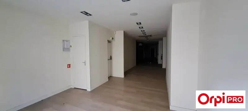 Retail in Saint-Brieuc for lease Interior Photo- Image 1 of 10