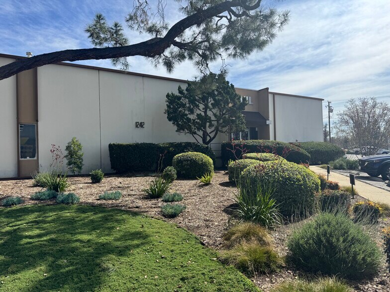 1242 E Edna Pl, Covina, CA à vendre - Photo du bâtiment - Image 3 de 5