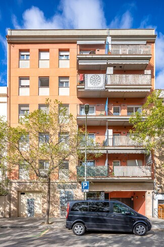 Plus de détails pour Multi-résidentiel à vendre