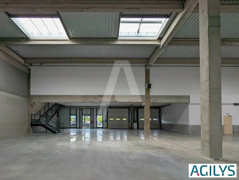 Flex in Élancourt for lease - Interior Photo - Image 3 of 11