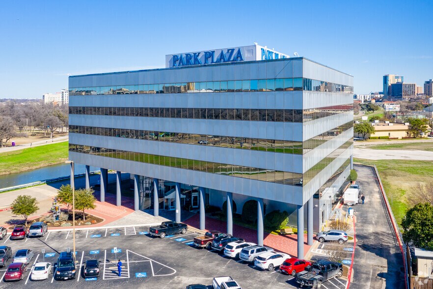 2501 Parkview Dr, Fort Worth, TX à louer - Photo du bâtiment - Image 2 de 13