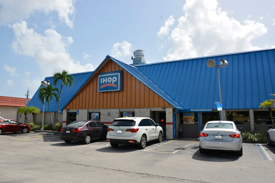 8255 Sunset Strip, Sunrise, FL à louer - Photo du bâtiment - Image 3 de 11