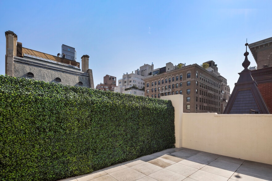 24 E 64th St, New York, NY for lease - Building Photo - Image 2 of 2