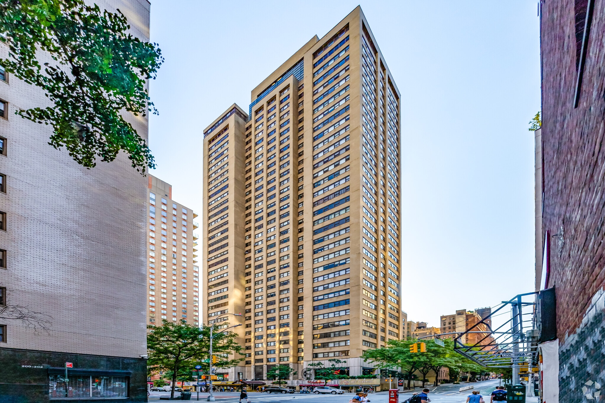 560-576 Third Ave, New York, NY for lease Primary Photo- Image 1 of 9