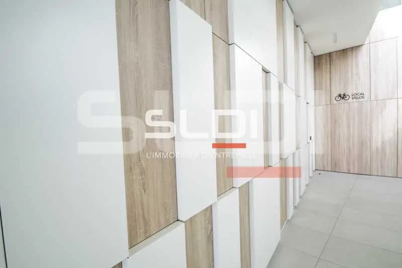Rue Simone Veil, Vénissieux for lease - Interior Photo - Image 3 of 9