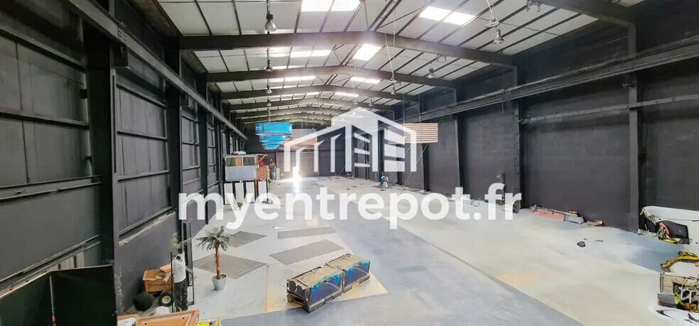 Flex in Aubagne for lease - Interior Photo - Image 3 of 6