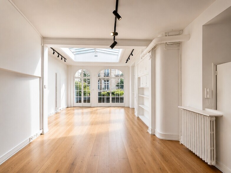 Office in Paris for lease - Interior Photo - Image 3 of 12