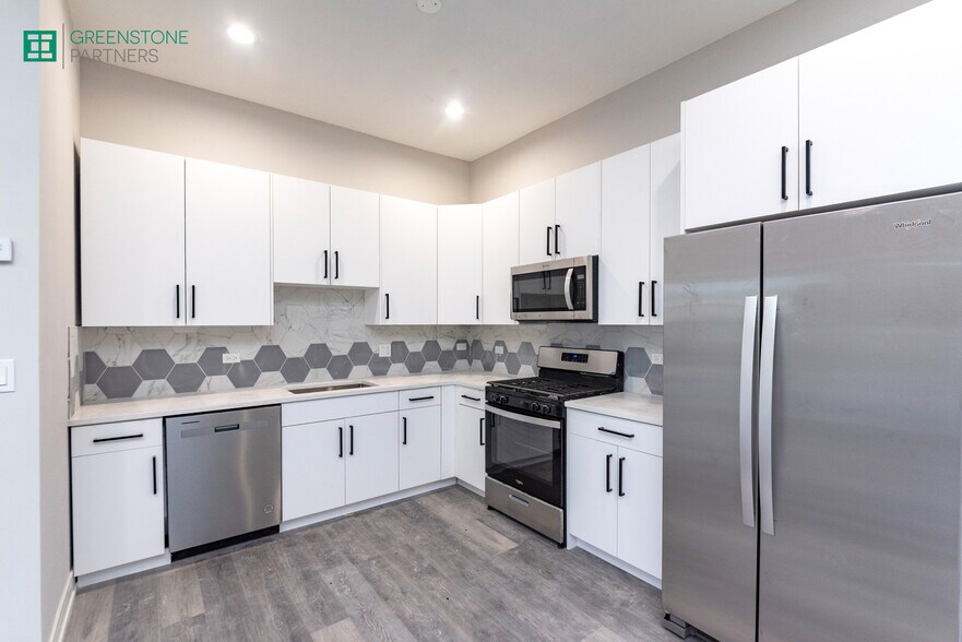 3132 S Lituanica Ave, Chicago, IL for sale - Interior Photo - Image 2 of 10