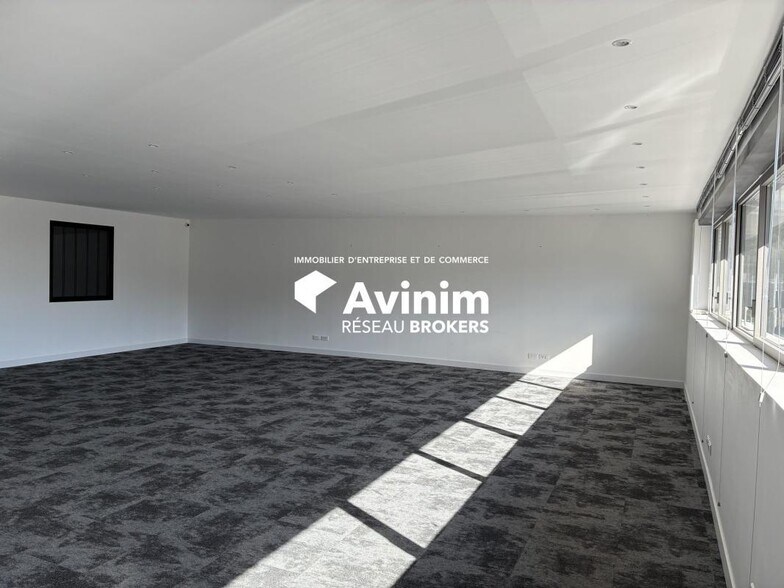 Flex in La Ciotat for lease - Interior Photo - Image 3 of 9