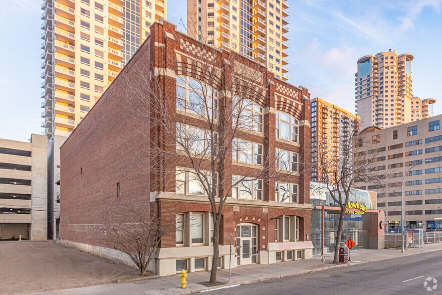 10229 105th St NW, Edmonton, AB à louer - Photo du bâtiment - Image 3 de 6