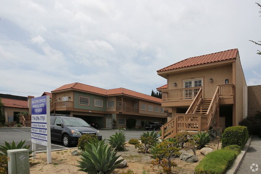 300-302 N Tustin Ave, Santa Ana, CA for lease - Primary Photo - Image 1 of 16