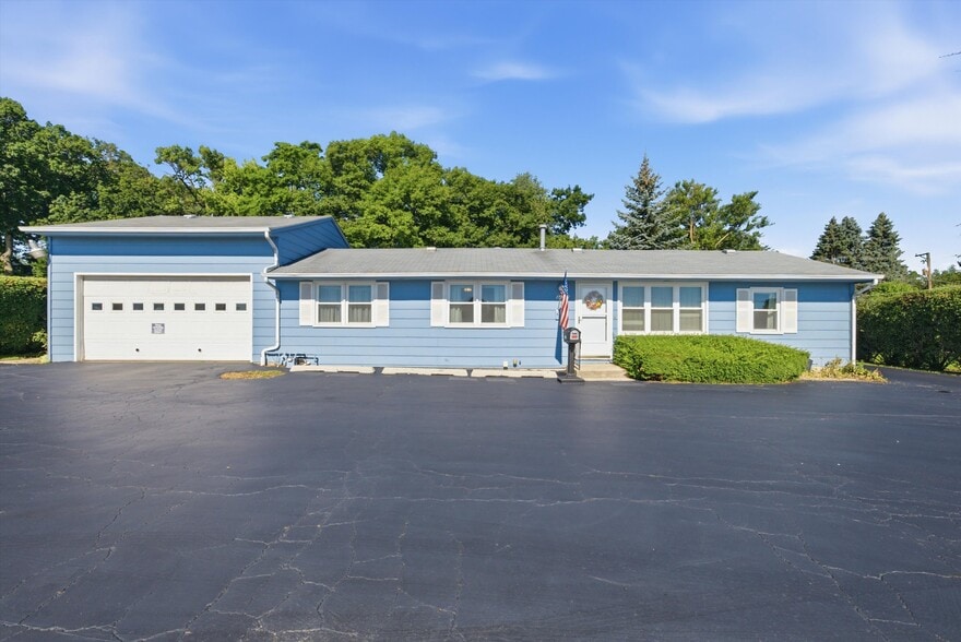 34112 N Barron Blvd, Grayslake, IL for sale - Building Photo - Image 3 of 48