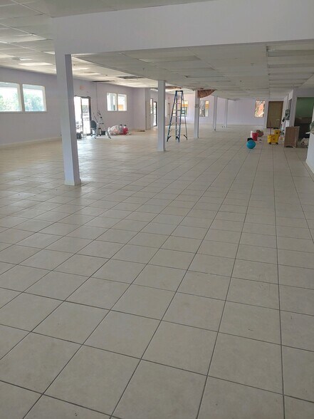 300 Kitty Hawk Rd, Universal City, TX à louer - Photo du bâtiment - Image 3 de 20