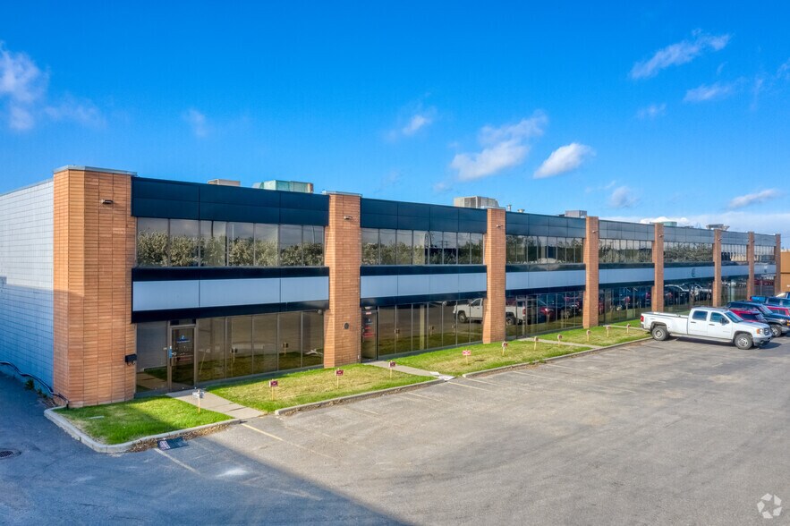 4215 72nd Ave SE, Calgary, AB à vendre - Photo du bâtiment - Image 1 de 1