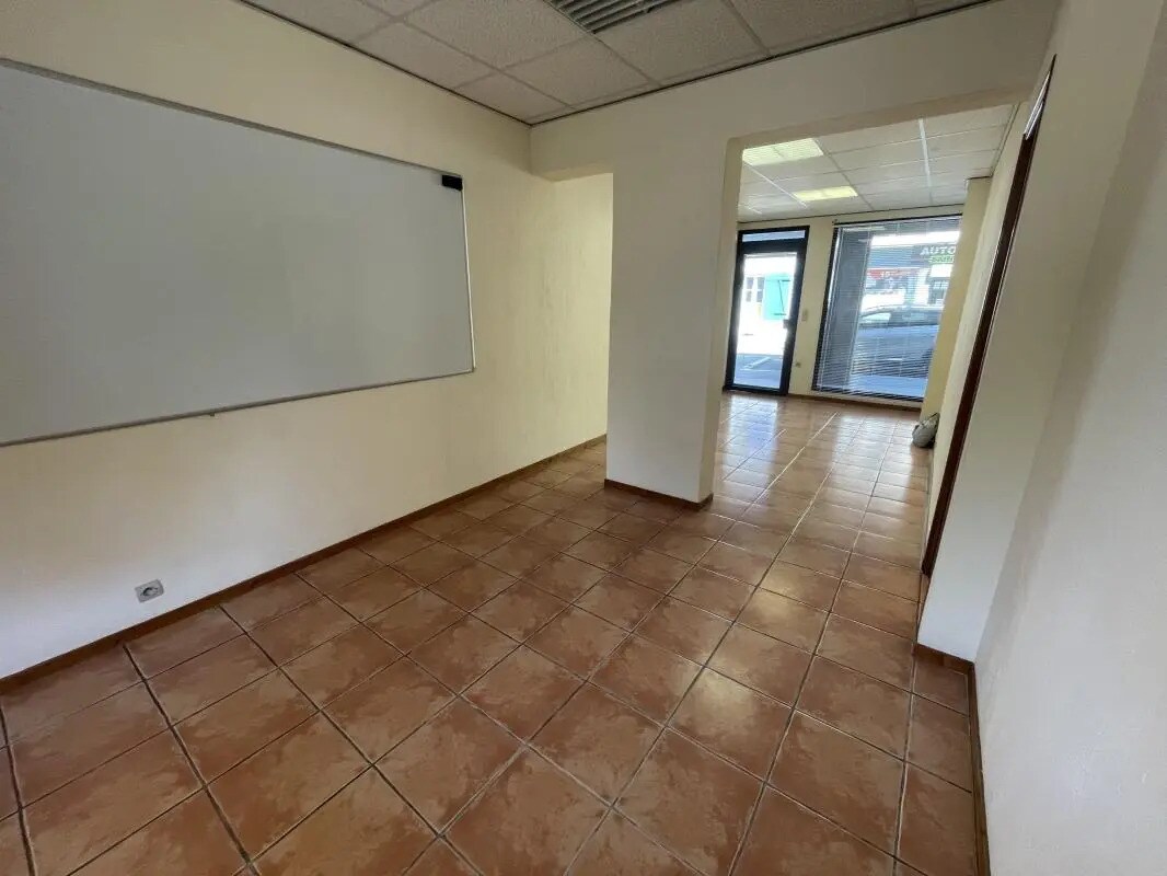 Retail in Évreux for lease Interior Photo- Image 1 of 11