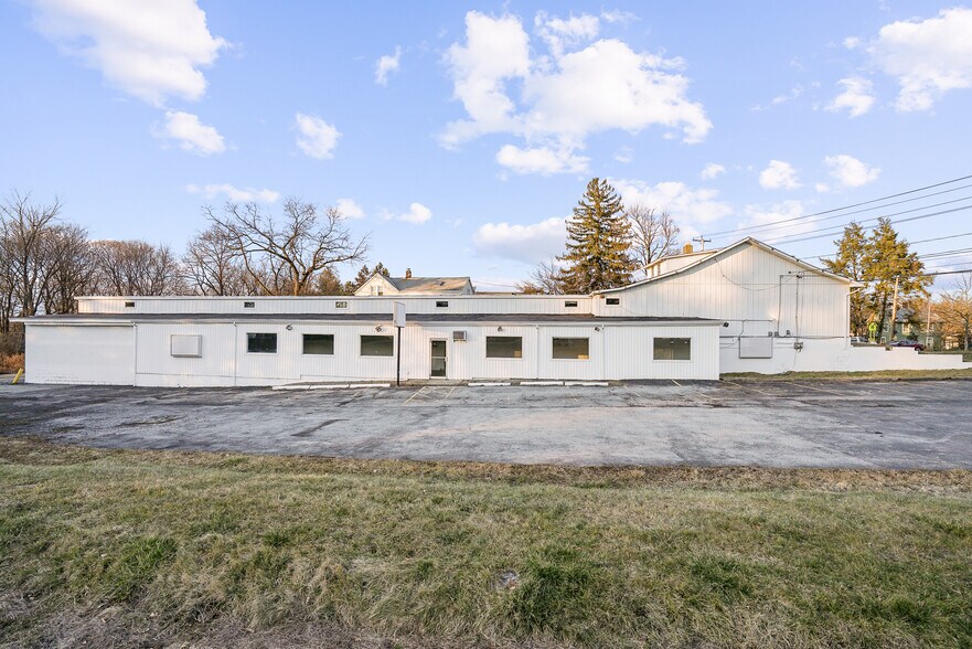 457 Violet Ave, Poughkeepsie, NY à vendre - Photo du bâtiment - Image 1 de 33