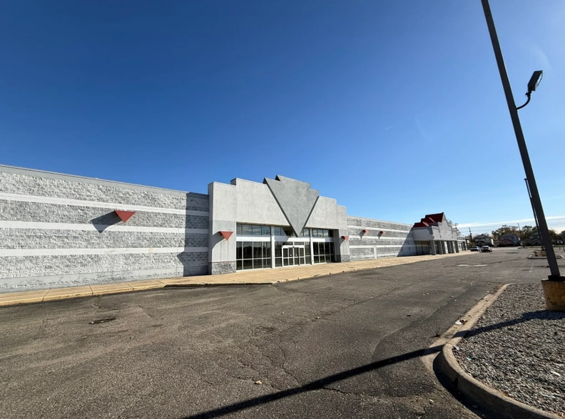 35192-35220 Gratiot Ave, Clinton Township, MI for lease - Building Photo - Image 2 of 8