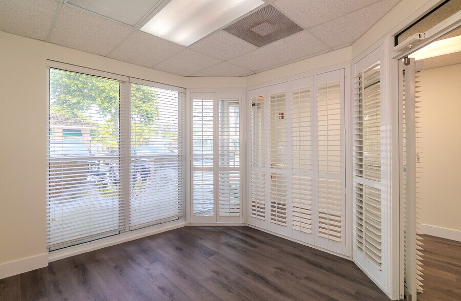 5220 S University Dr, Davie, FL à vendre - Photo intérieure - Image 3 de 22